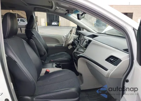 2013 Toyota Sienna Se 8 Passenger z USA, uszkodzony, nr VIN 5TDXK3DC3DS344245